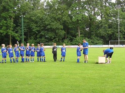 Pokalübergabe für das Erreichen des 2. Platzes in der 1. Kreisklasse 2009!