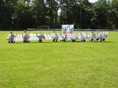Letztes Spiel der Saison 2008/2009! Die Kinder bedanken sich mit einem selbt angefertigten Plakat bei Ihren Fans.