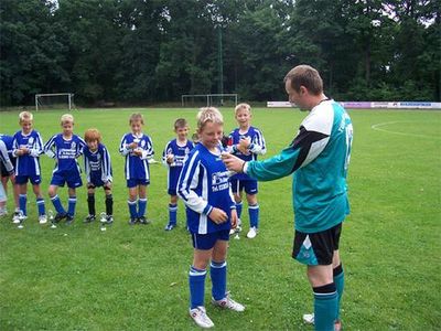 Pokalübergabe für das Erreichen des dritten Platzes in der 2. Kreisklasse